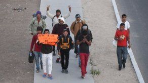 Cientos de inmigrantes esperan en cruce fronterizo respuesta a petición asilo