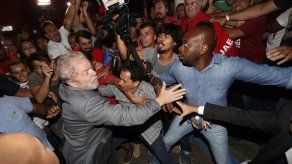 Lula Da Silva se entrega a la Policía Federal