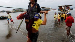 Cuatro muertos y 81 desaparecidos en el naufragio de un barco en Filipinas