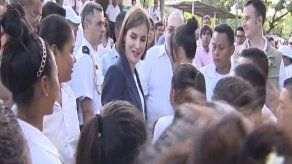 Población rural salvadoreña aclama a la Reina de España y le traslada sus peticiones