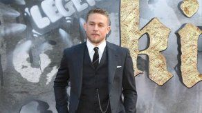 Charlie Hunnam se disculpa con su novia tras haber confesado que no desea casarse