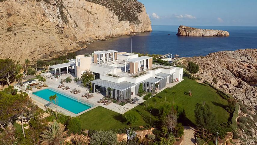 Mansión de Leo Messi en Ibiza es vandalizada por Activistas de Futuro Vegetal