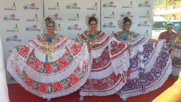 Miles de panameños disfrutan majestuoso Desfile de las Mil Polleras