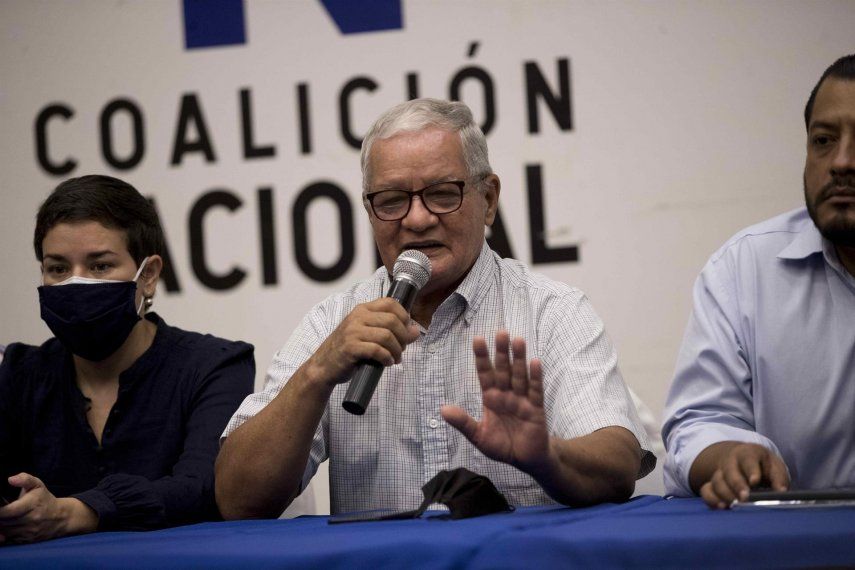 El aspirante a la Presidencia de Nicaragua Luis Fley (c) participa de una conferencia de prensa
