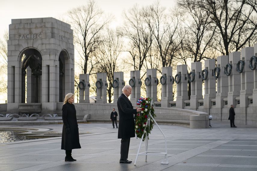 Joe Biden tocó una ofrenda floral e hizo un saludo militar.&nbsp;