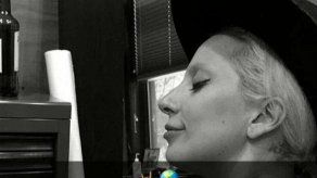 Lady Gaga se hace un tatuaje a juego con otras víctimas de agresiones sexuales