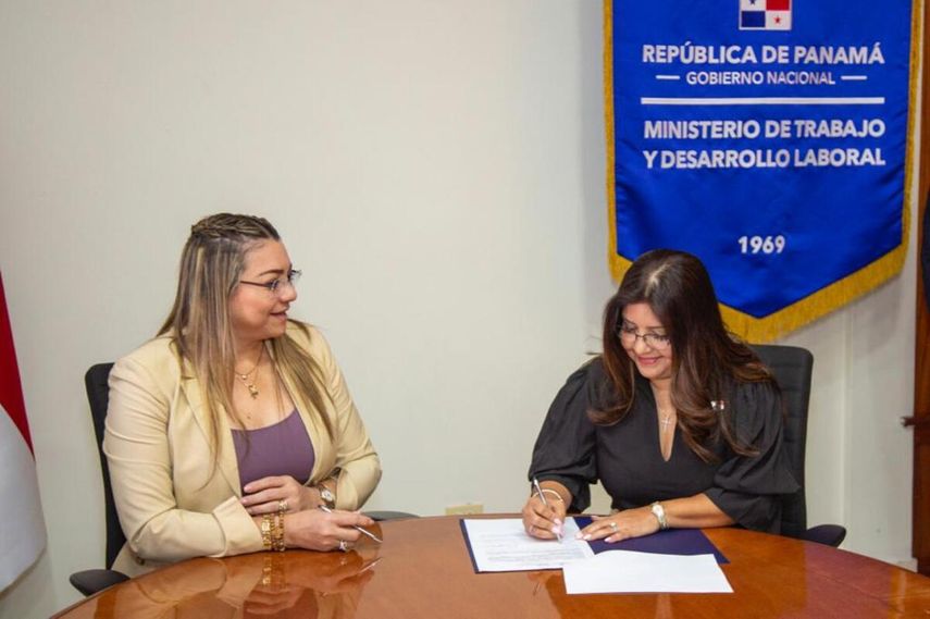 Mariela Salgado firma acta de toma de posesión del Inadeh.