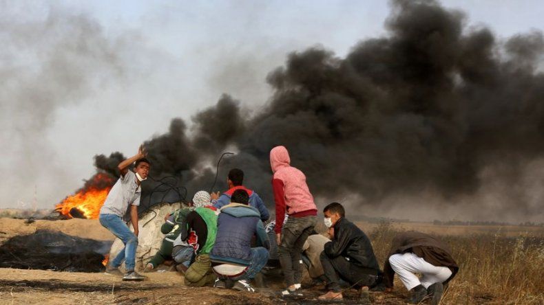Palestinos queman neumáticos, israelíes abren fuego