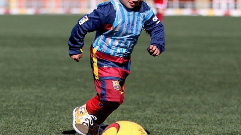 Niño afgano de 5 años podría llegar a conocer a Lionel Messi
