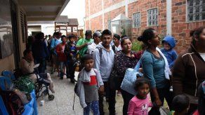 Migrantes hondureños marchan en caravana por Guatemala en intento de llegar a EEUU