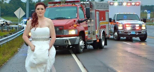 Paramédica en vestido de novia asiste a familiares en accidentes