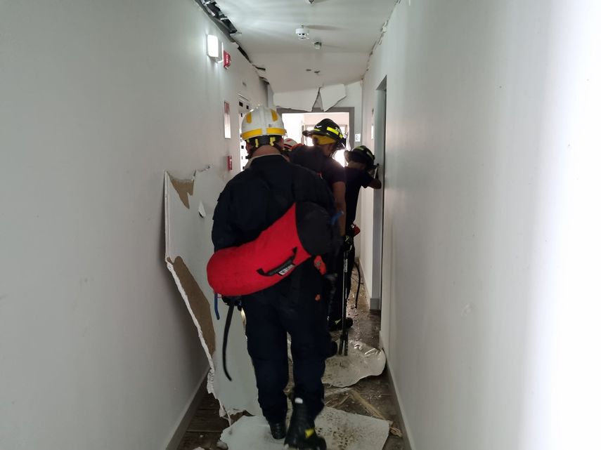 Miembros del Benemérito Cuerpo de Bomberos de Panamá realizaron las primeras inspecciones tras la explosión registrada esta mañana en el PH Urbana.