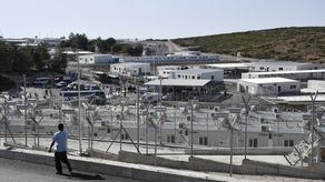 Grecia abre nuevo campamento para migrantes en isla de Samos