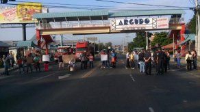 Residentes en Llano Bonito cierran vía por falta de agua
