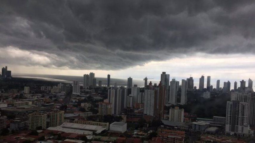 {altText(<p>El Sinaproc emitió un aviso de vigilancia hasta el 1 de agosto por la interacción de la Zona de Convergencia Intertropical y un sistema de baja presión con la Onda Tropical #22.</p>,Prevén lluvias hasta el domingo por paso de la Onda Tropical #22 sobre Panamá)}