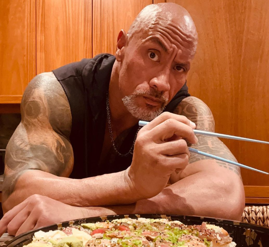 Fans sienten que la figura de cera de Dwayne Johnson en París se parece al villano de Titanic