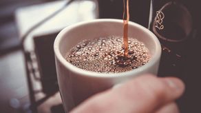 ¿Tu cafetera está lista para el café? Aprende a limpiarla correctamente