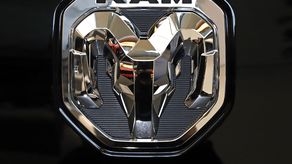 La compañía dice que el calor y la presión pueden acumularse en la transmisión, y expulsar líquido del tubo de la varilla medidora.