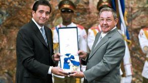 Torrijos condecora a Fidel Castro y recibe medalla cubana