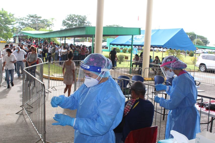 Equipo de salud del Minsa aplica pruebas de hisopados