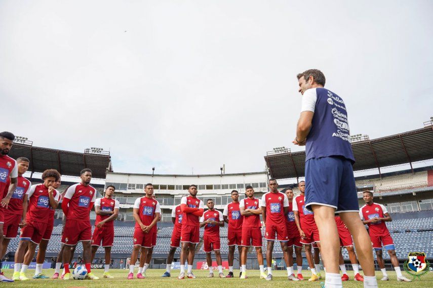 Jugadores de la selección de Panamá junto al DT Thomas Christiansen tras el último entrenamiento antes de enfrentar a Costa Rica.