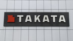 Takata usa nitrato de amonio para generar una pequeña explosión que infla la bolsa de aire cuando se produce un choque. Pero la sustancia puede volverse más volátil a medida que pasa el tiempo al exponerla a la humedad y las altas temperaturas.