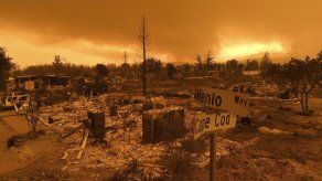 Incendio descontrolado arrasa 500 inmuebles en California