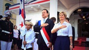 Con la izada de la Bandera y el Himno Nacional