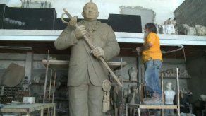 Chávez en una gran estatua... la mitificación sigue en marcha