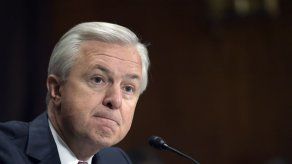 Director general de Wells Fargo renuncia tras polémica