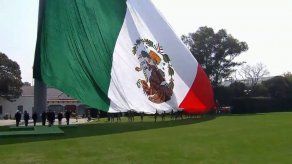 Izan al revés enseña mexicana en acto de Peña Nieto en Día de la Bandera