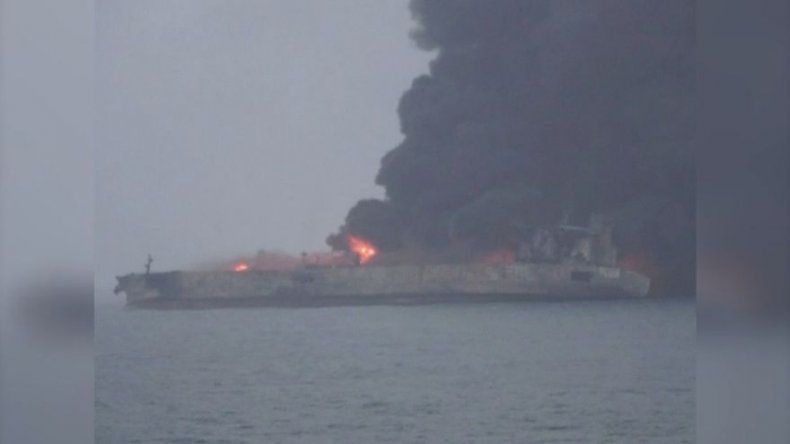 Riesgo de explosión de petrolero con bandera panameña en llamas frente a costa de China