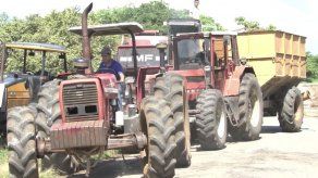 Arroceros van a la calle con sus tractores para pedir atención del Gobierno