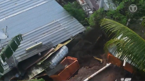 Deslizamiento de tierra destruye parte de vivienda en Las Cumbres