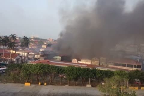 Incendio consume inmueble en Ciudad de Colón