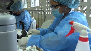 Personal de salud de Panamá aplica dosis de la vacuna contra covid-19.