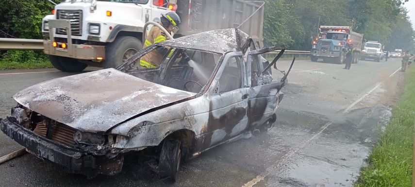 Auto se incendia tras colisión con bus en Pueblo Nuevo