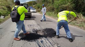 MOP realiza mantenimiento vial en la comunidad de Llano Grande