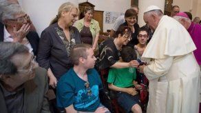 El papa bendice a los enfermos y los pobres de Cáritas