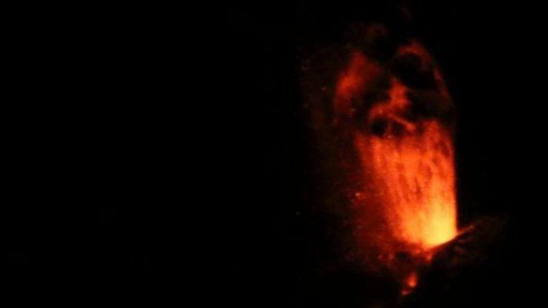 Un volcán entra en erupción en el sureste de Alaska
