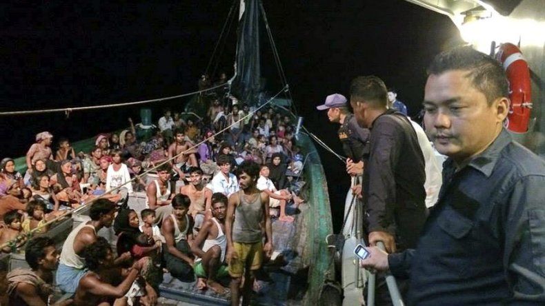 Dos mil migrantes amenazados por violencia y hambre frente a costas birmanas