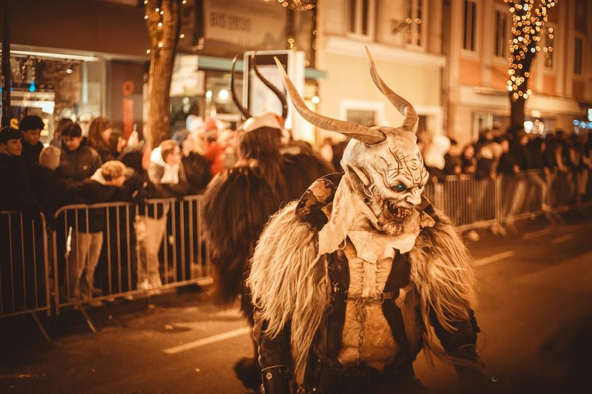 Figuras del Krampus recorren las calles durante el Krampusnach. Figuras del Krampus recorren las calles durante el Krampusnach.
