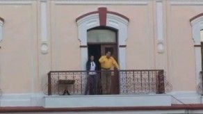 Chávez sale al balcón presidencial para celebrar su cumpleaños con el pueblo