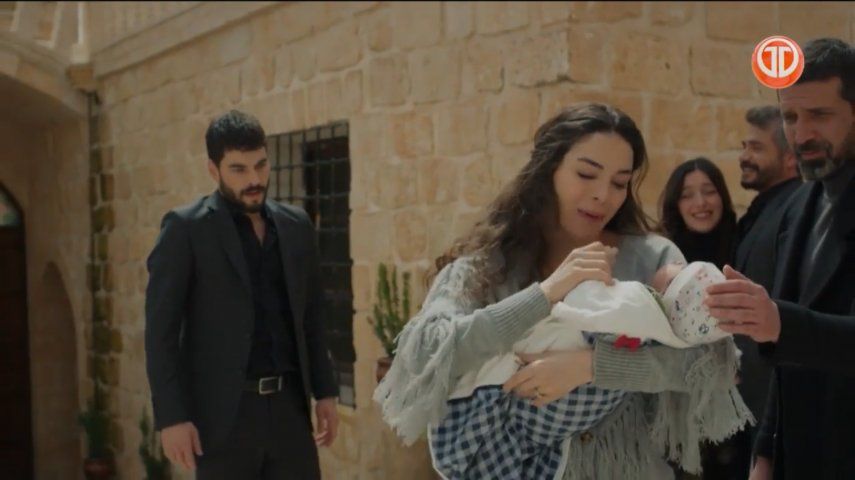 Reyyan vuelve a cargar a su hijo Umut luego que Miran se lo entregara.