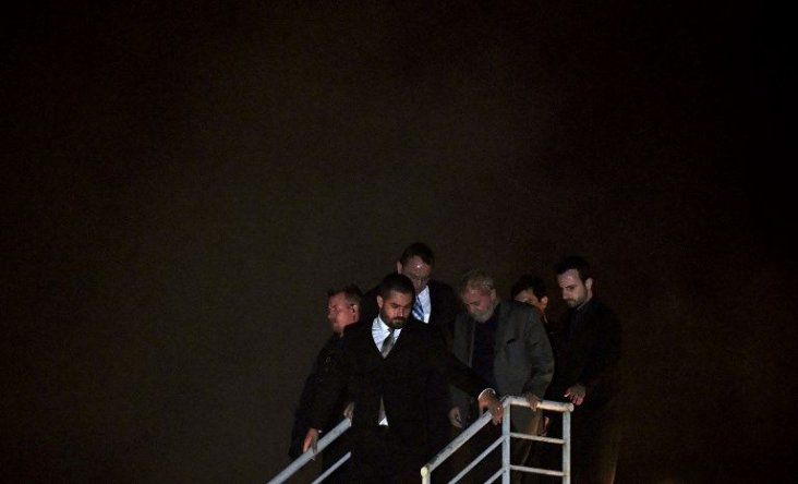 Lula pasa su primera noche en prisión en una sede policial rodeada de agentes