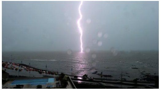 Rayo cae sobre Océano Pacífico frente a Bahía de Panamá