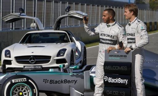 Mercedes presentó en Jerez el nuevo W04 con la incorporación de Hamilton