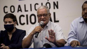 El aspirante a la Presidencia de Nicaragua Luis Fley (c) participa de una conferencia de prensa, hoy en Managua.