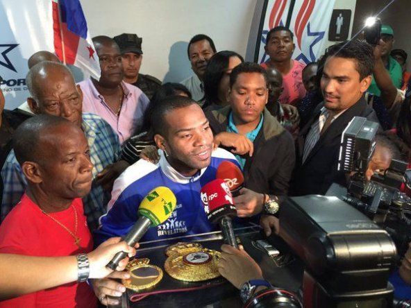 Campeón Jezreel Corrales es recibido por amigos, familiares y fanáticos