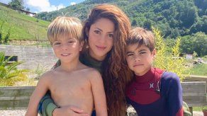 Shakira junto a sus hijos